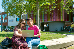 Twee dames kijken samen op een laptop