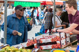 Twee mannen bij ene marktkraam