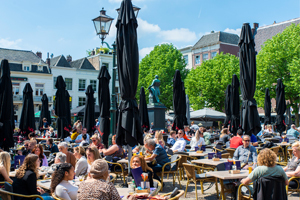 Mensen op het terras