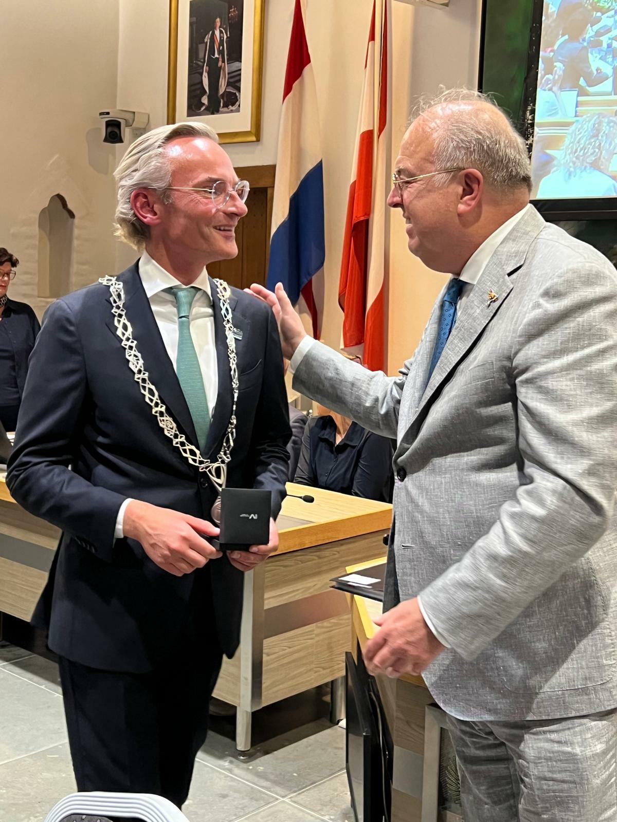 Burgemeester Nanning Mol met voormalig waarnemer Peter van der Velden