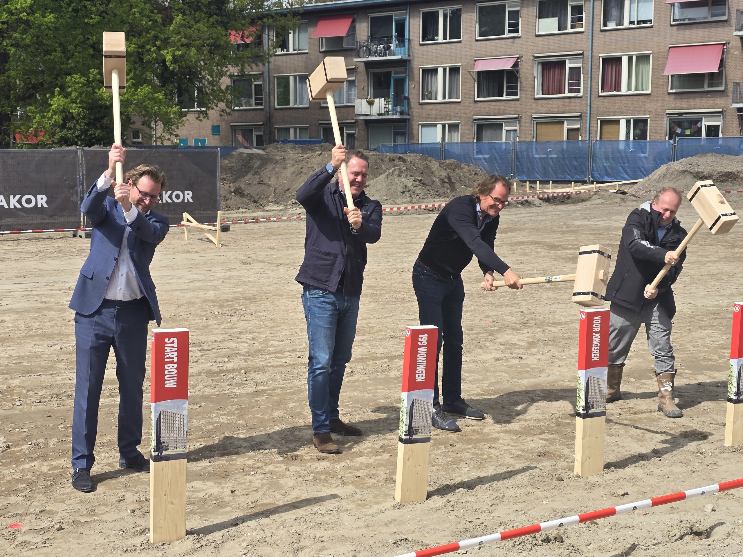 Wethouder Maarten Burggraaf, Taco Platenburg (ontwikkelaar TTP Vastgoed), Roderik Zegering Hadders (ontwikkelaar UrbanOne), Martijn Icke (aannemer AKOR) geven startsein bouw Thureborgh