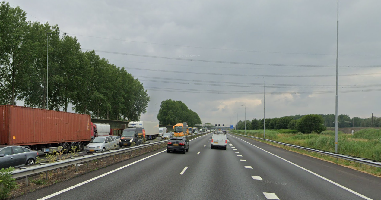 Auto's rijden over de snelweg A15