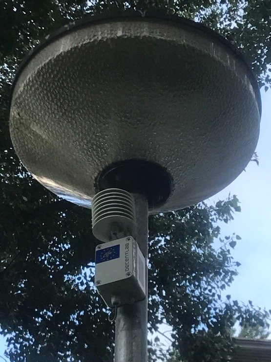 In Wielwijk zijn kastjes opgehangen om de vochtigheid en temperatuur te meten. 