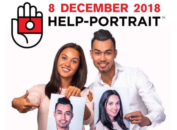 Twee mensen houden een portretfoto omhoog (Help-Portrait 2018).