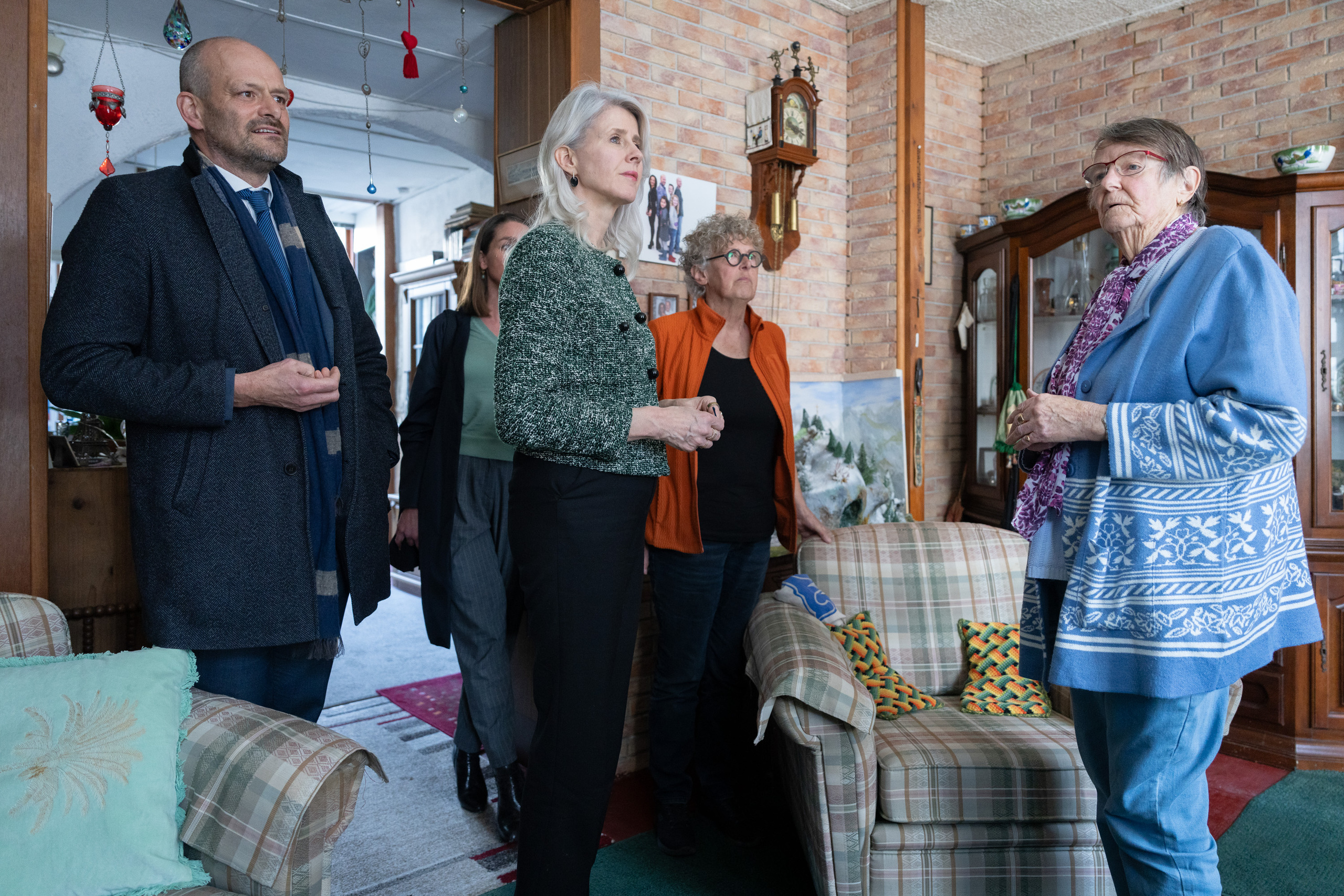 Minister Mona Keijzer bezoekt bewoners in Dordrecht in verband met funderingsproblematiek door bodemdaling