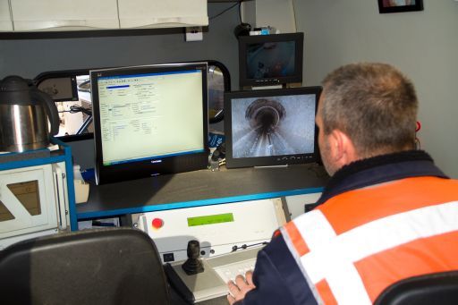 Man bekijkt op monitor de camerabeelden van een rioolinspectie