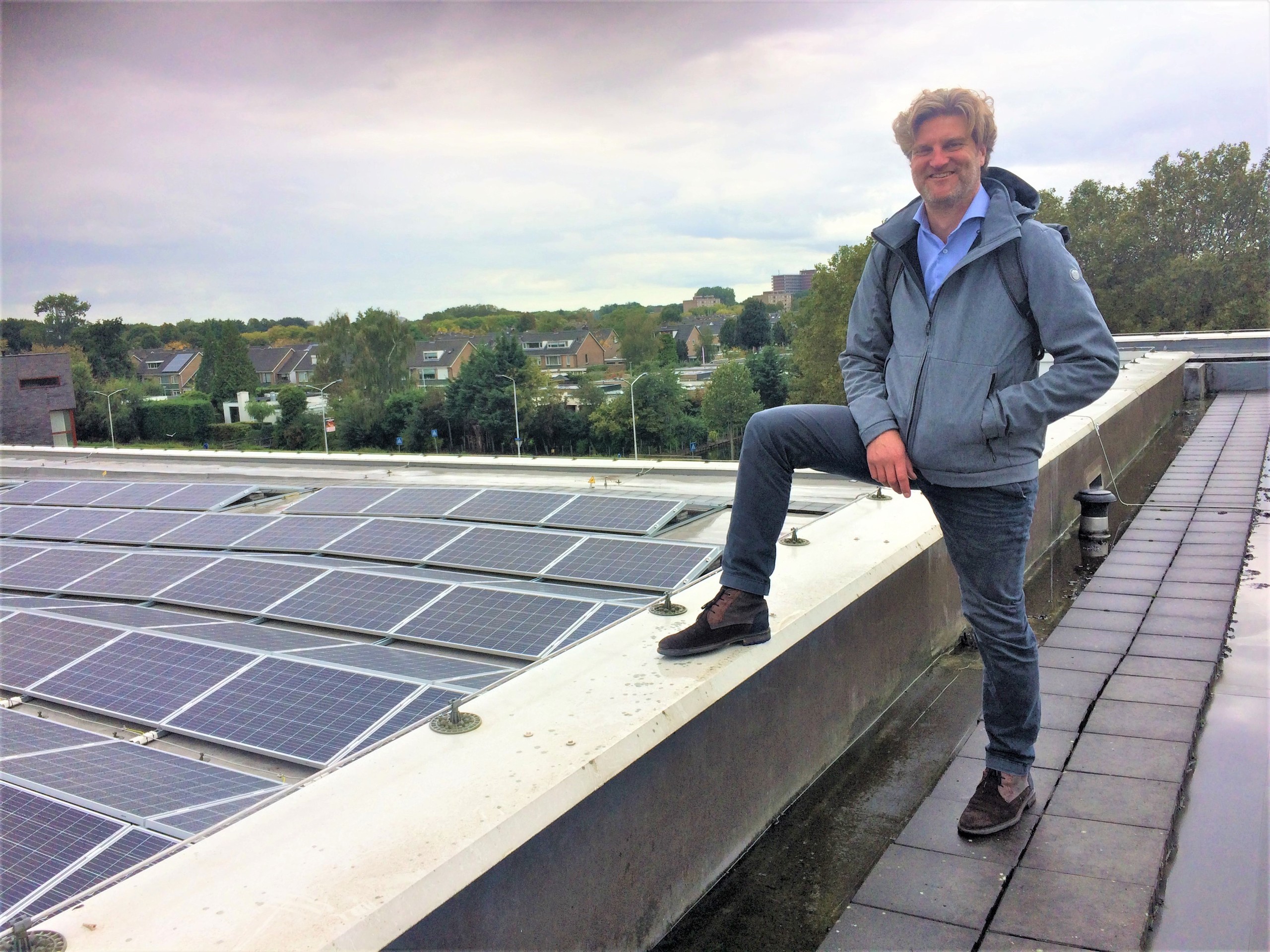 Arnoud Offerhaus bij zonne-installatie bij artikel zon op andermans dak